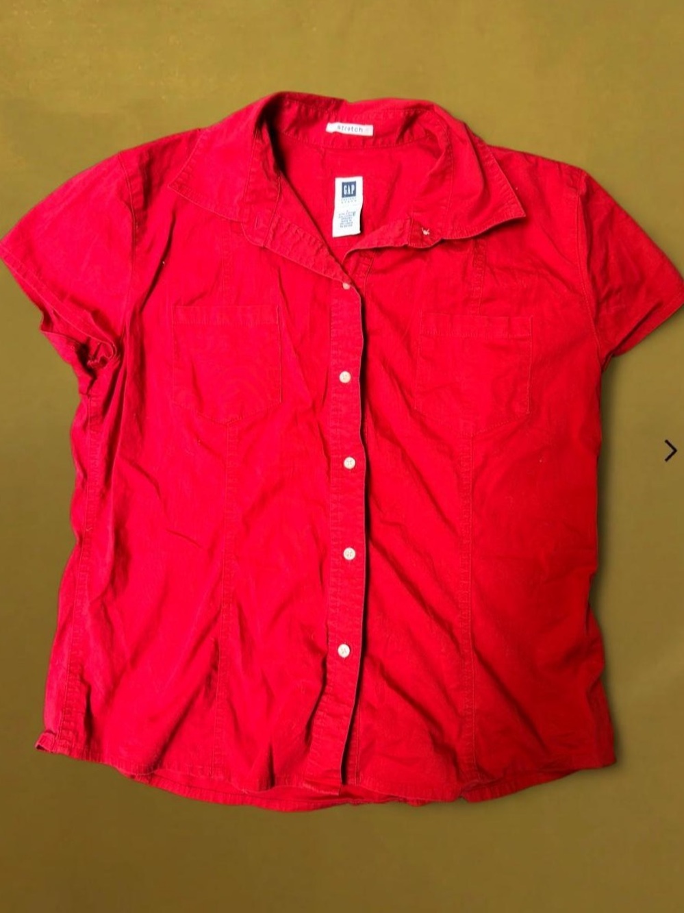 GAP Women’s Short Sleeve Button-Down Shirt in Red